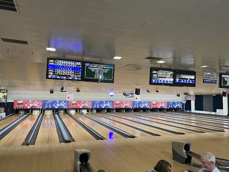 Interior view of Skylane Bowling bowling alley