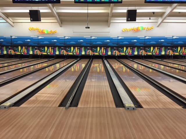 Interior view of Spin Alley Bowling bowling alley