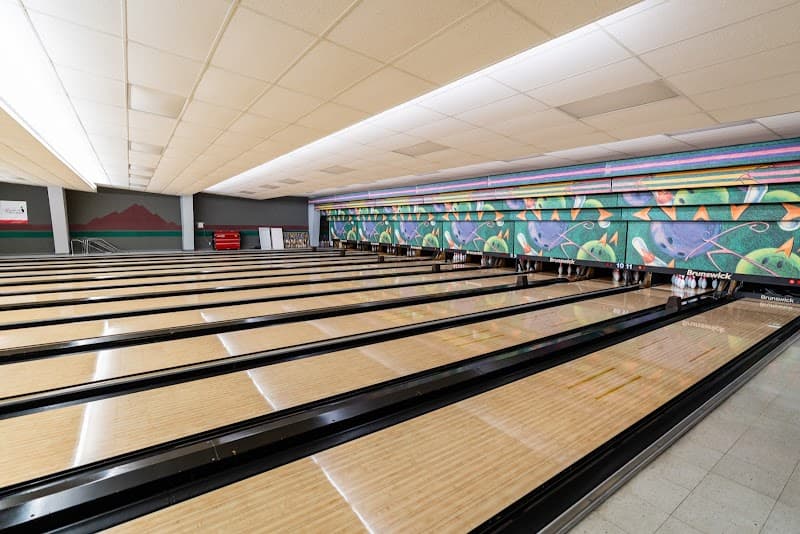 Interior view of Sweetheart 10 Pin Bowling bowling alley