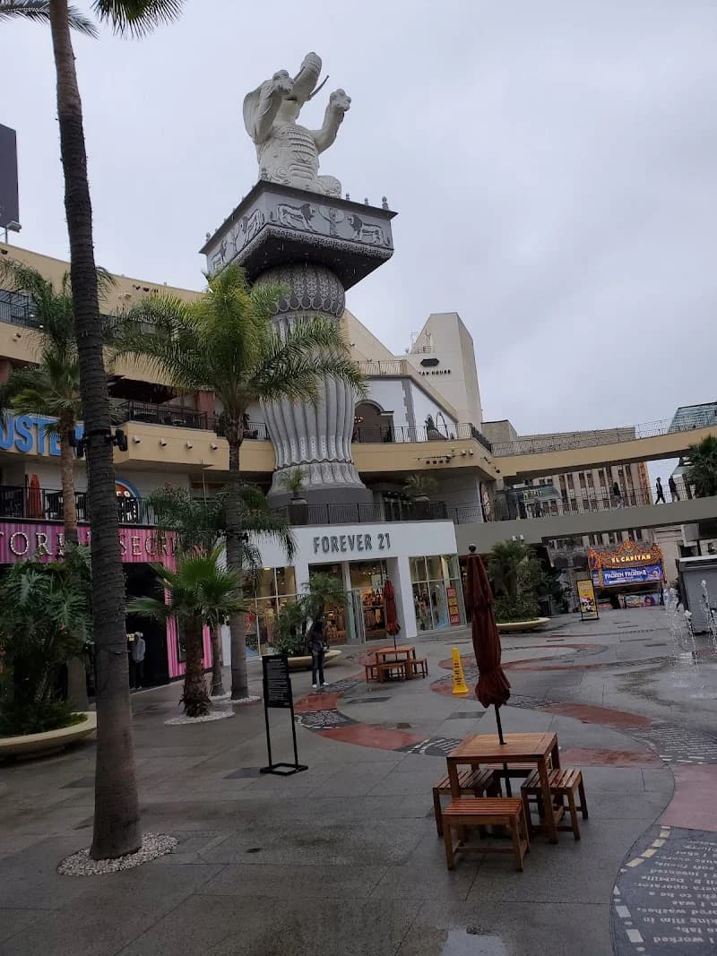 Lucky Strike Hollywood - Image 2