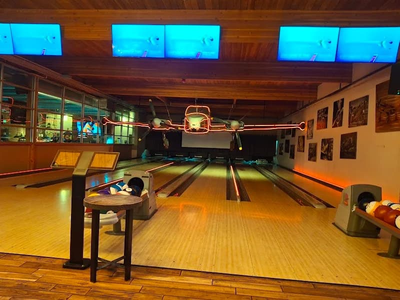 HANGAR 101 Billiards Bowling Bar & Grill - Image 3