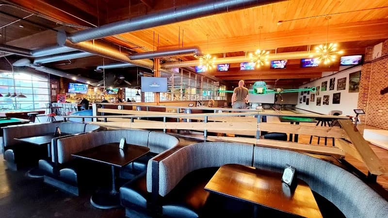 HANGAR 101 Billiards Bowling Bar & Grill - Image 5