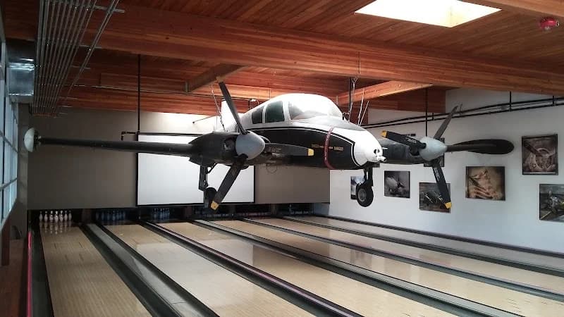 HANGAR 101 Billiards Bowling Bar & Grill - Image 8