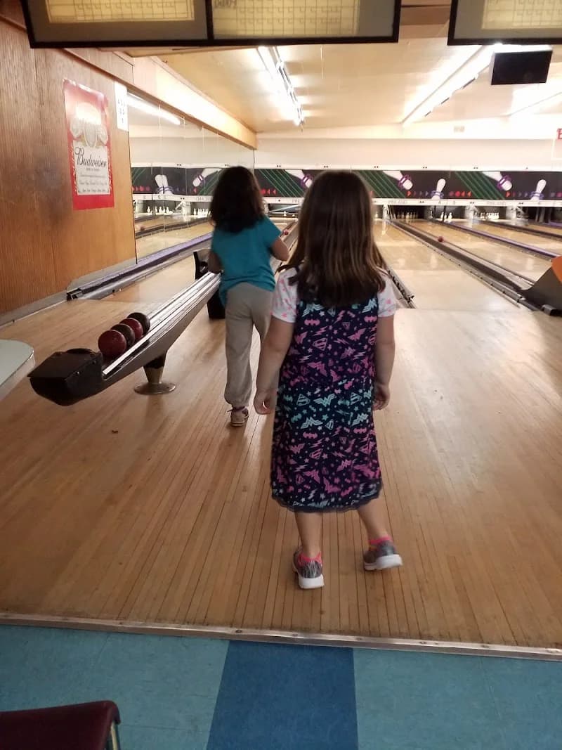 Pinland Bowling Lanes - Image 8