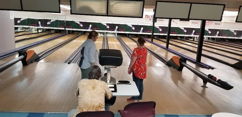 Pinland Bowling Lanes - Image 10